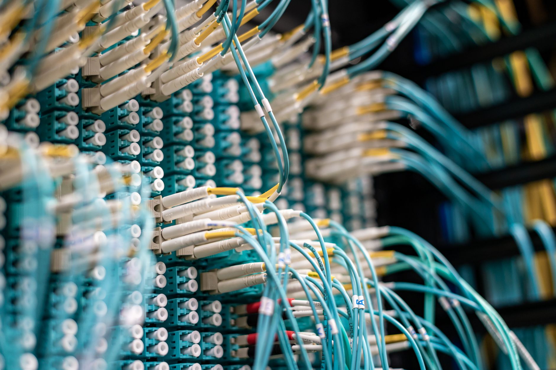 Server di un moderno datacenter con cavi RJ45
